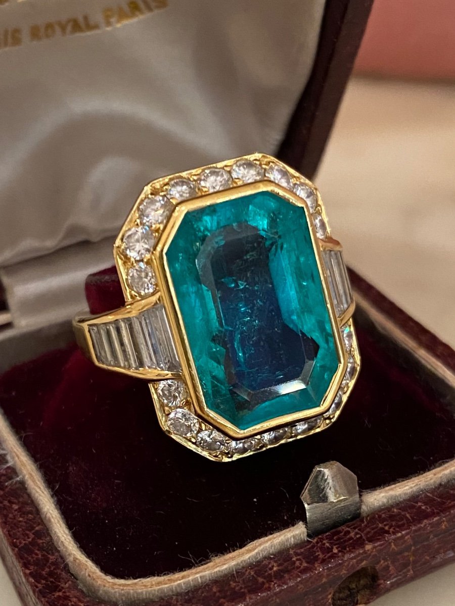 18k Yellow Gold Ring Adorned With A Colombian Emerald