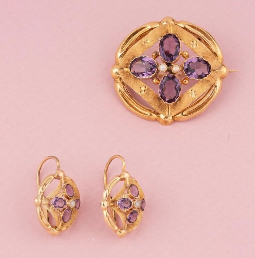 Ensemble D‘une Broche Et D’une Paire De Boucles D‘oreilles En Or Jaune 18k Ornées D’améthystes-photo-2