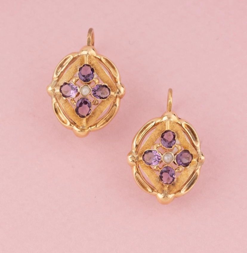 Ensemble D‘une Broche Et D’une Paire De Boucles D‘oreilles En Or Jaune 18k Ornées D’améthystes-photo-4