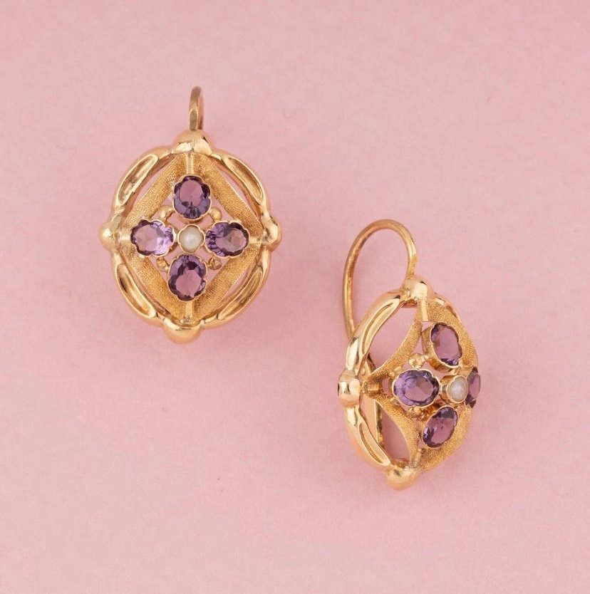 Ensemble D‘une Broche Et D’une Paire De Boucles D‘oreilles En Or Jaune 18k Ornées D’améthystes-photo-1