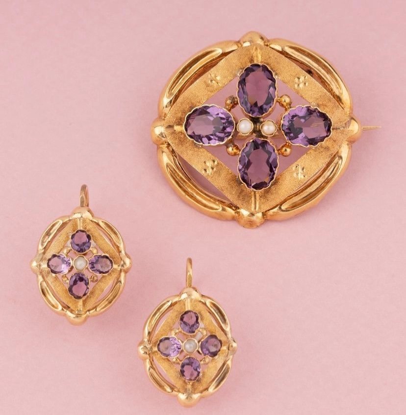 Ensemble D‘une Broche Et D’une Paire De Boucles D‘oreilles En Or Jaune 18k Ornées D’améthystes