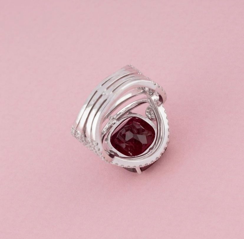 18k White Gold Ring, Set With A Large Intense Red Tourmaline (rubellite)-photo-4