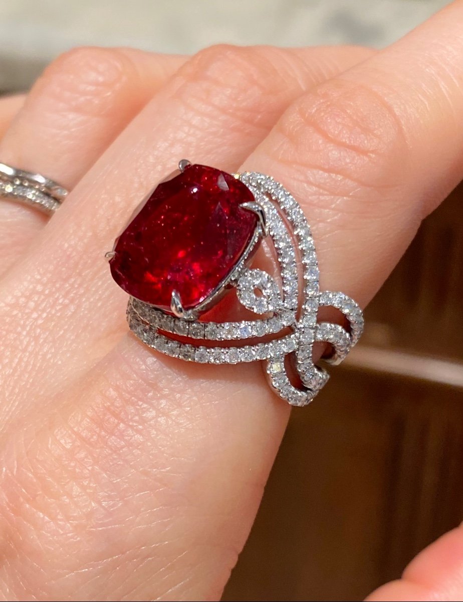 18k White Gold Ring, Set With A Large Intense Red Tourmaline (rubellite)-photo-2