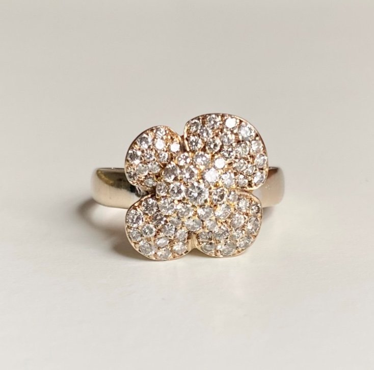 18k Yellow Gold Flower Shaped Diamond Ring 