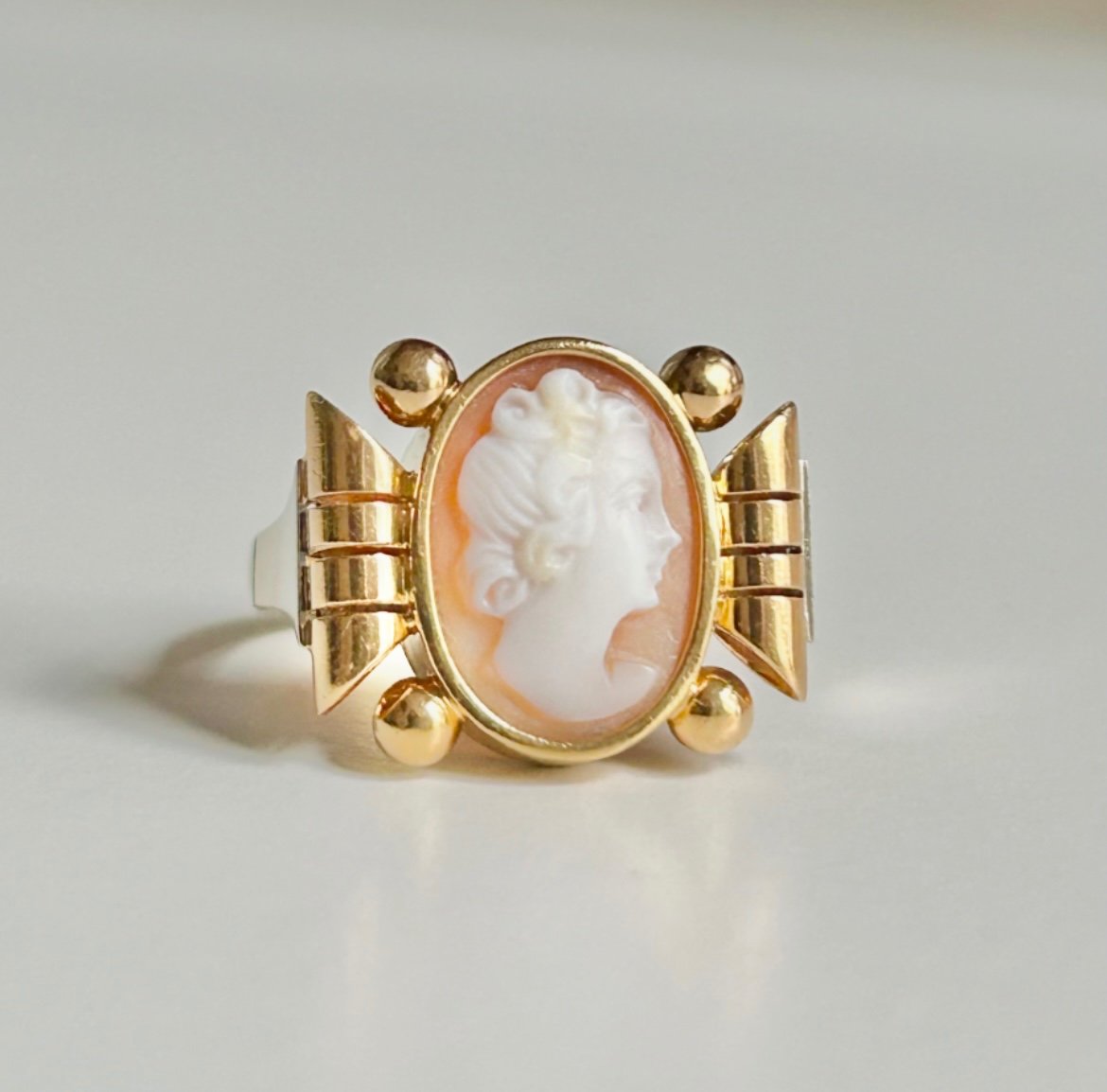 18k Yellow Gold Ring Decorated With A Cameo