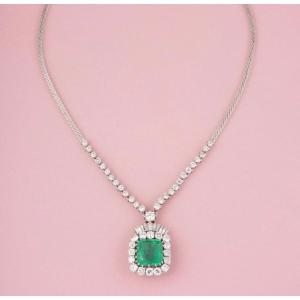 Magnificent 18k White Gold Necklace Centered With A 14.27 Ct Colombian Emerald