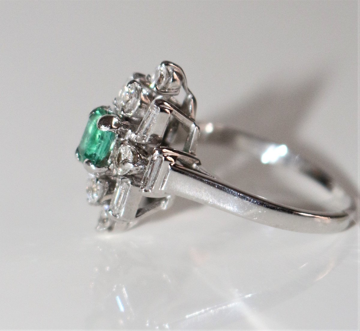 Proantic: Emerald Modernist Flower Ring