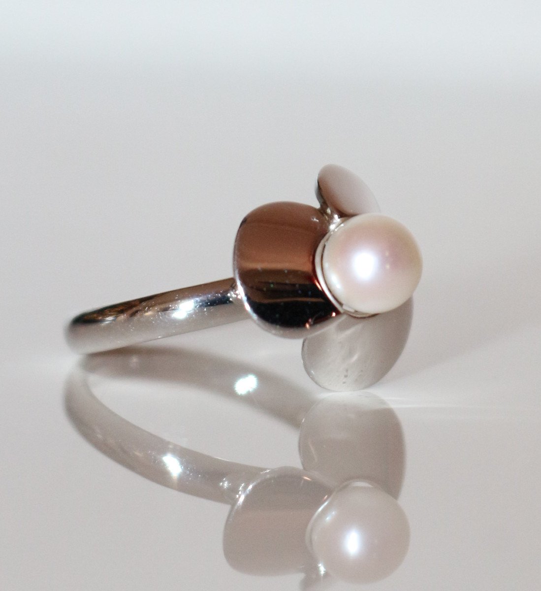 Poiray White Pearl Clover Ring-photo-5