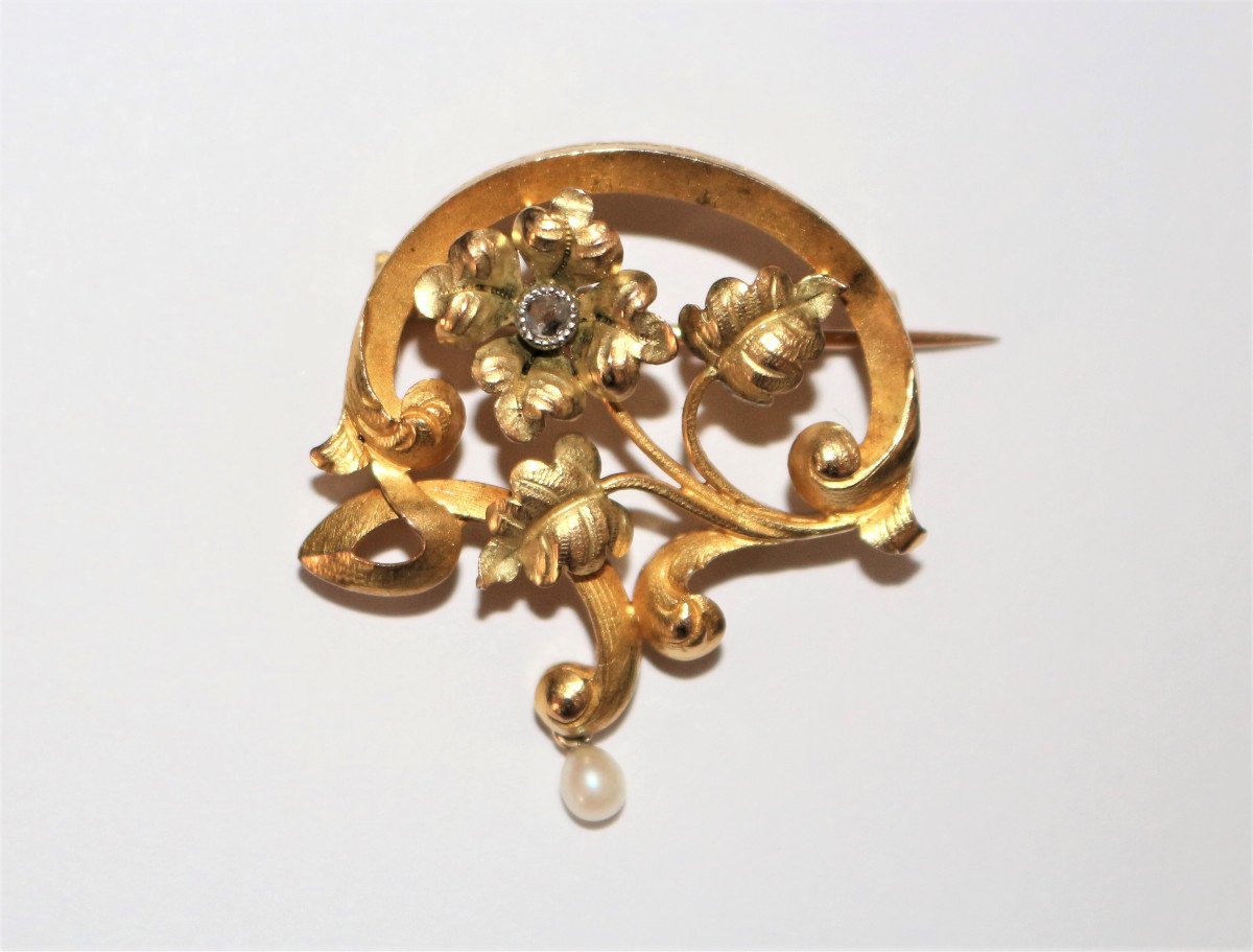 Art Nouveau Brooch In Yellow Gold-photo-1