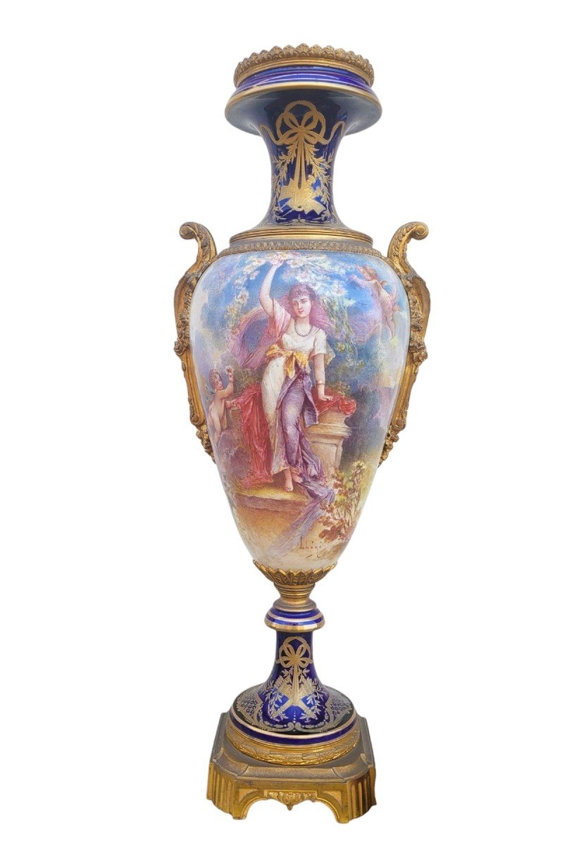 Dans Le Goût De Sèvres,  Grand Vase En Porcelaine Et Bronze, XIXème Siècle