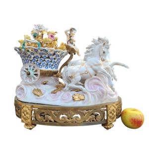 Dans le Gout  de Meissen, Putto Conduisant Un Char De Fleurs, XIXème Siècle