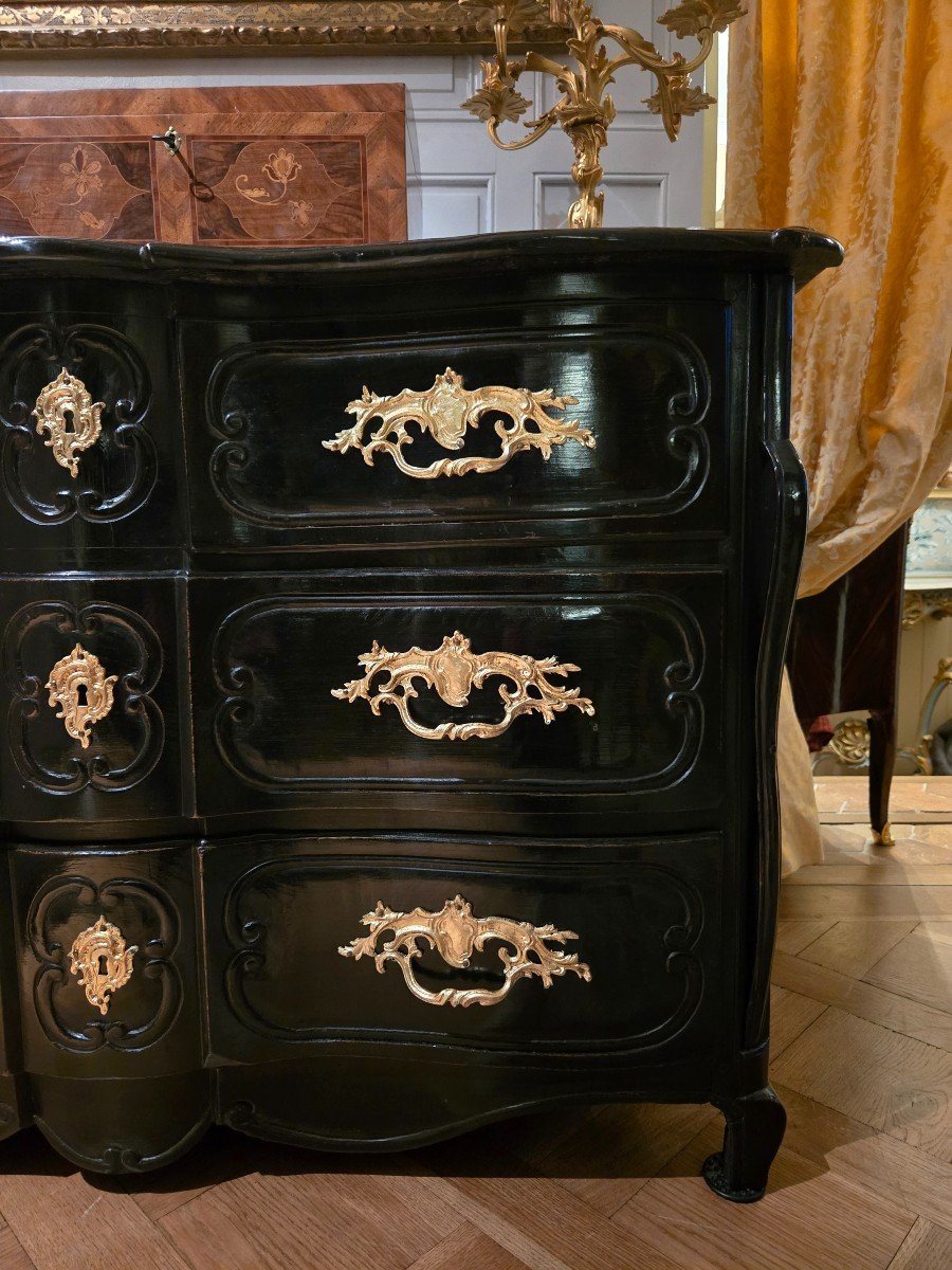 Commode Arbalète à Consoles Rapportées D’époque Louis XV En Bois Noirci.  -photo-2