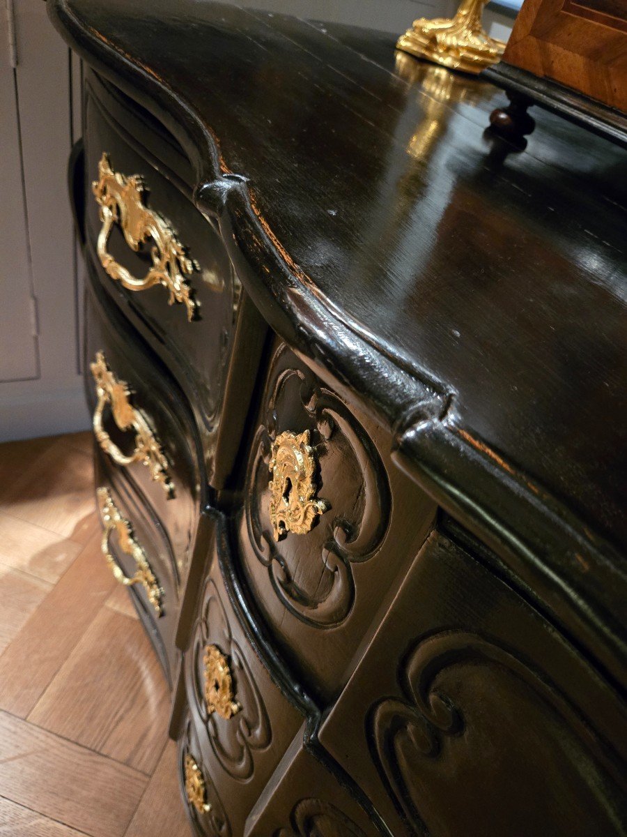 Commode Arbalète à Consoles Rapportées D’époque Louis XV En Bois Noirci.  -photo-3