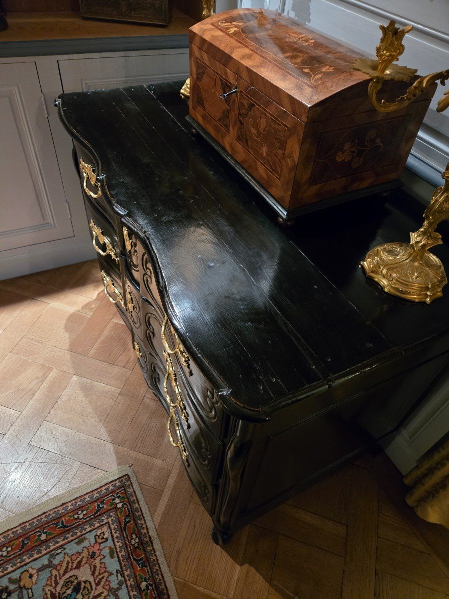 Commode Arbalète à Consoles Rapportées D’époque Louis XV En Bois Noirci.  -photo-8