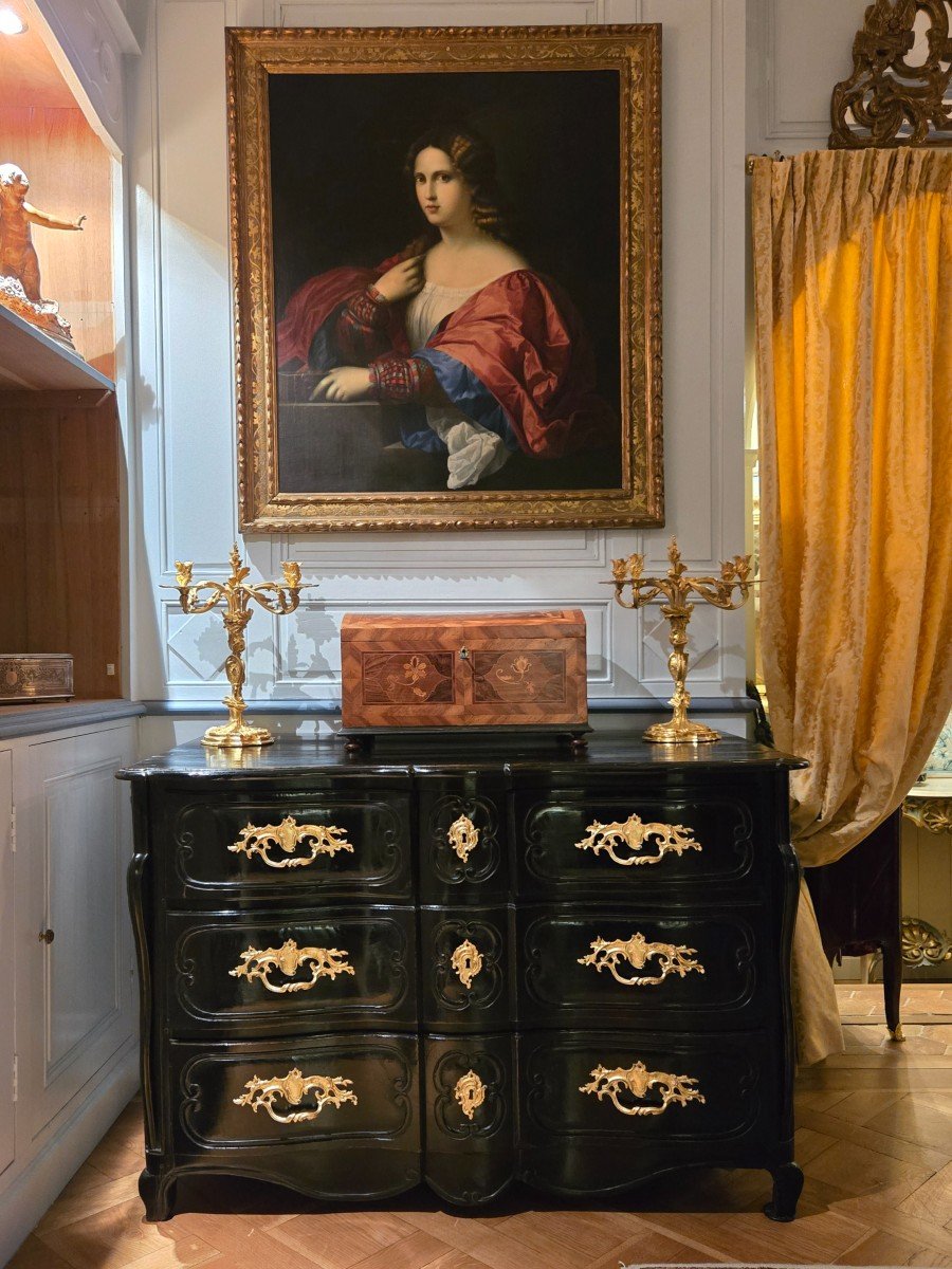 Commode Arbalète à Consoles Rapportées D’époque Louis XV En Bois Noirci.  