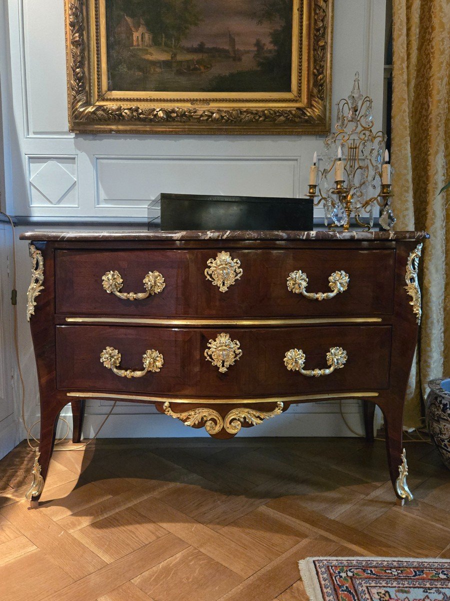 Commode Régence En Amarante, Aux Masques De Diane, Travail Parisien.  