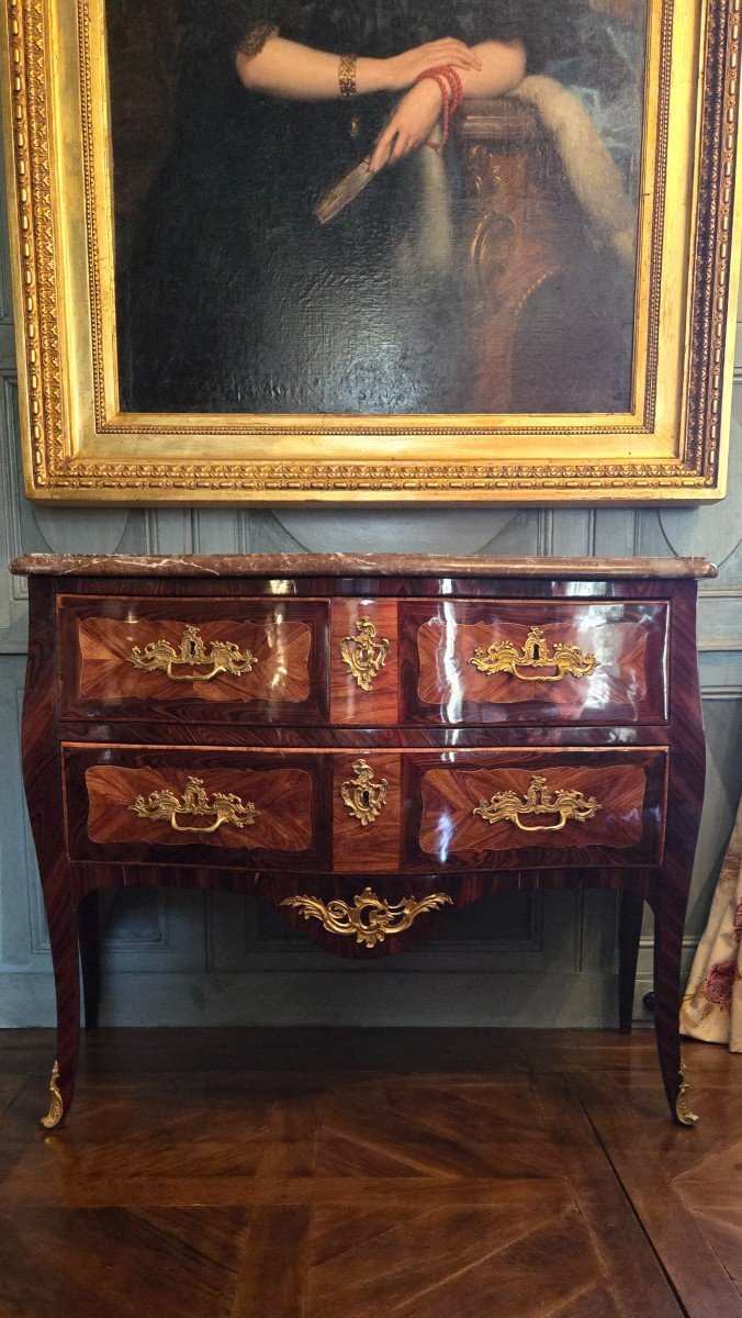 Commode Sauteuse D’époque Louis XV En Bois De Rose Et De Violette.  