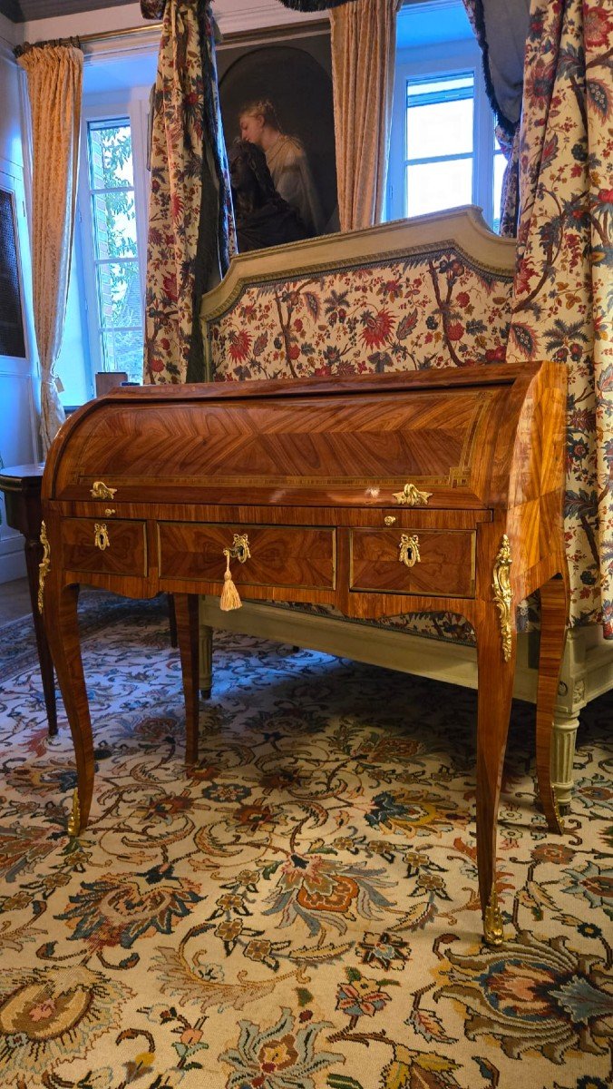 Bureau à Cylindre De Milieu, Travail Parisien D’époque Louis XV. 