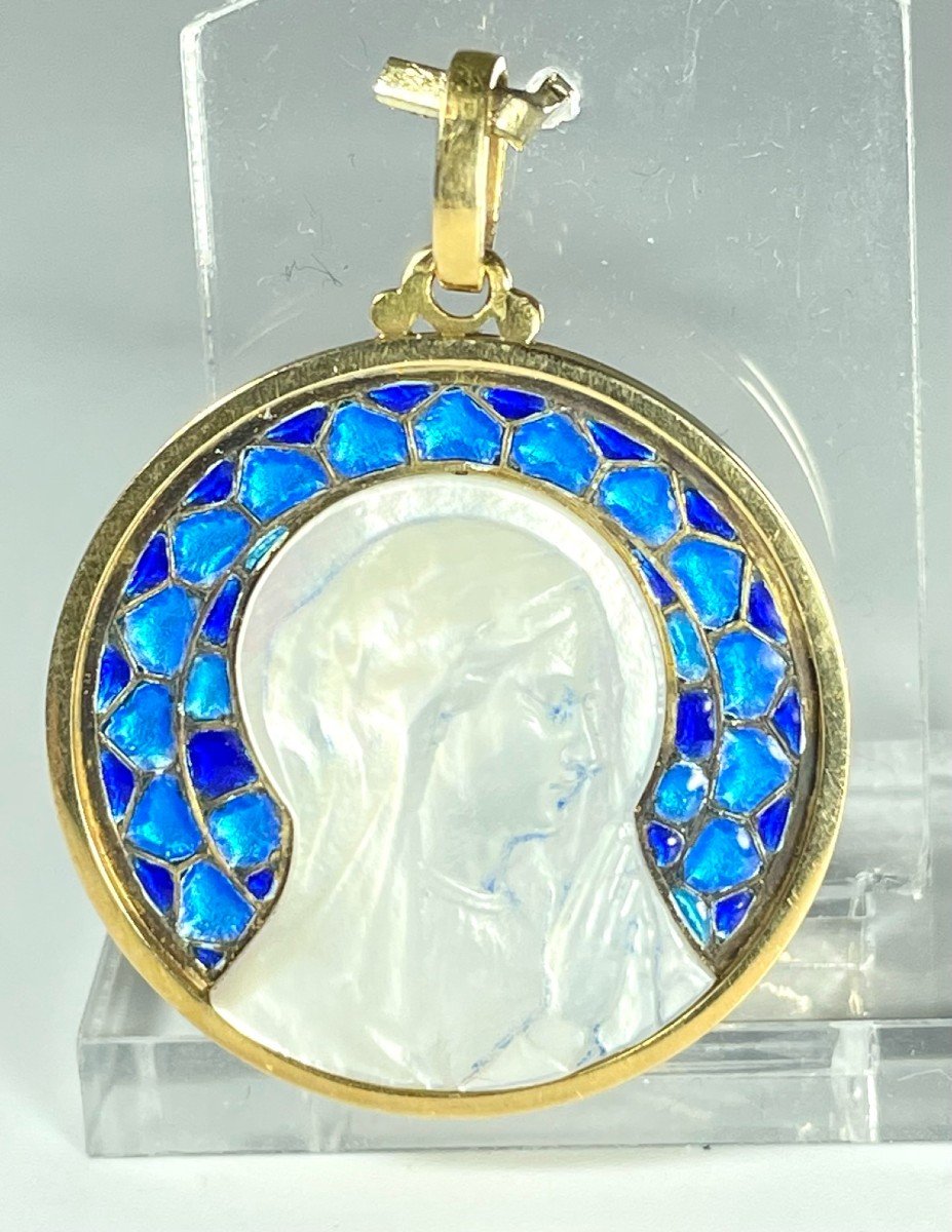 Médaille En Nacre, Or Et émail Bleu
