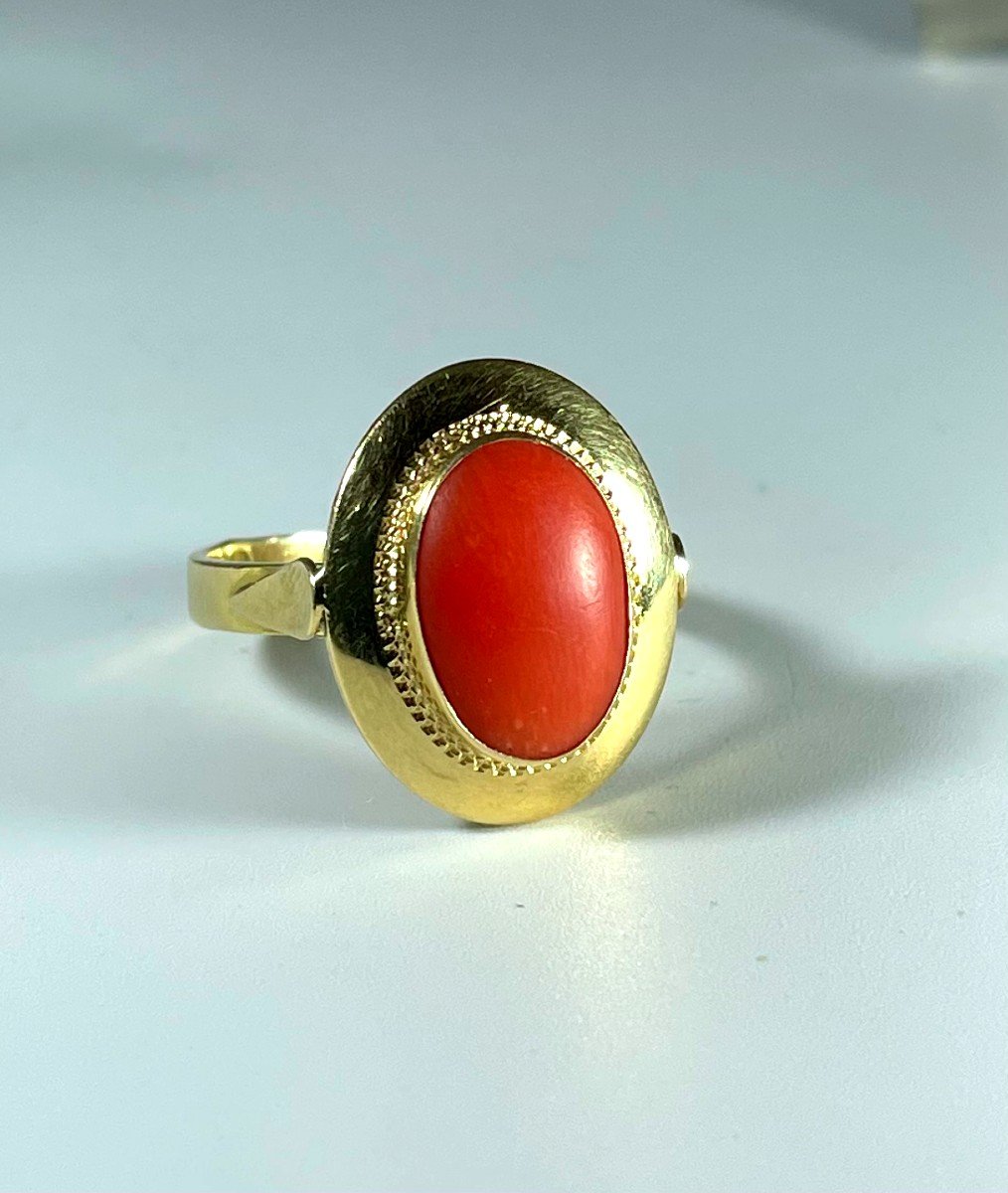 Bague Or Et Cabochon De Corail