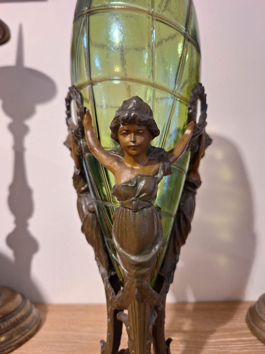 Un Vase En Verre De Style Loetz, Art Nouveau-photo-1