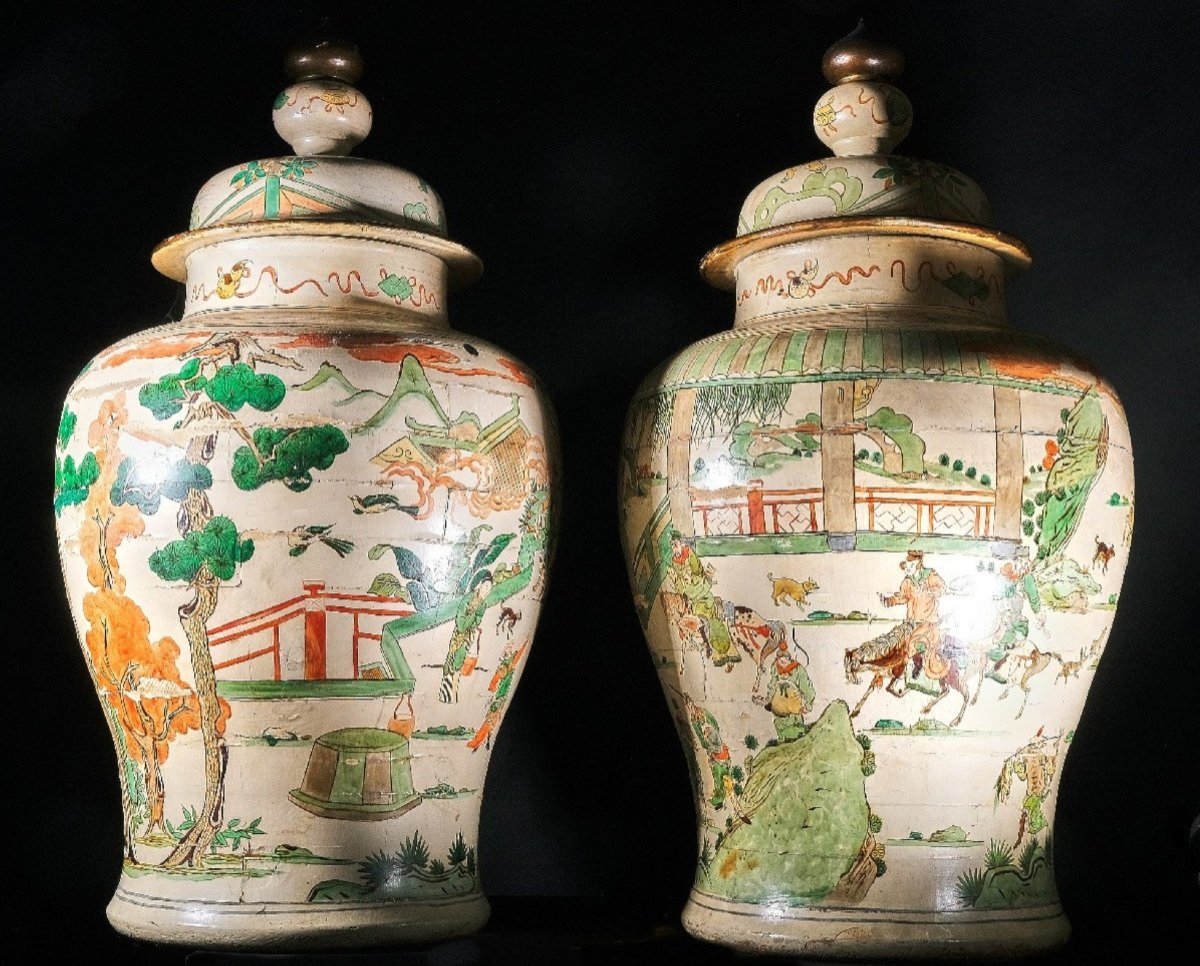 Paire De Grands Vases En Bois Avec Décoration En Laque De Chine "famille Vert", Piemont 19e