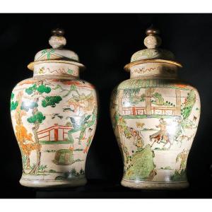 Paire De Grands Vases En Bois Avec Décoration En Laque De Chine "famille Vert", Piemont 19e