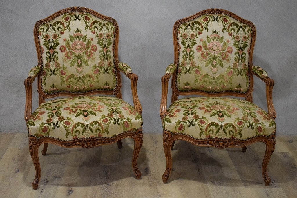 Paire De Fauteuils Louis XV En Noyer