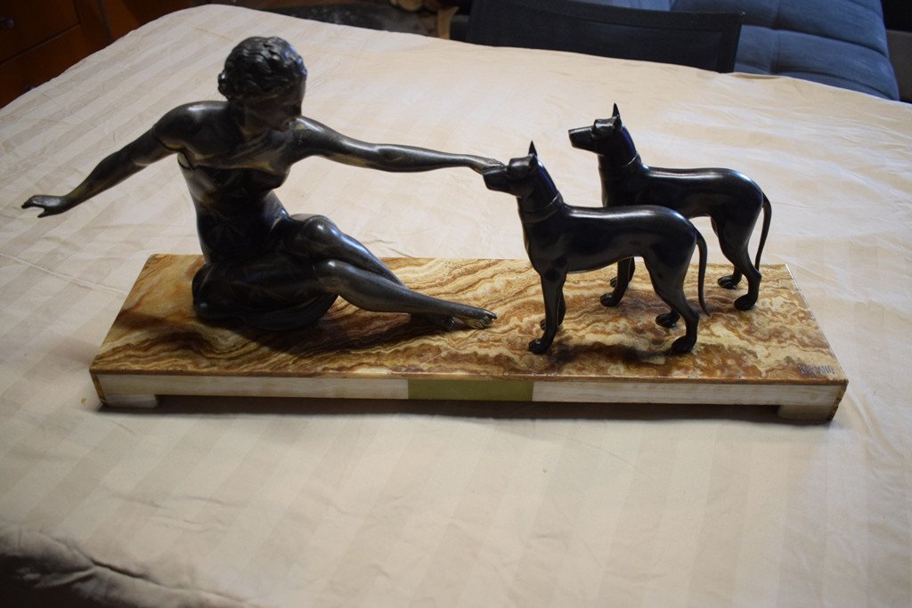 Sculpture d'Une Femme Et 2 Chiens En Régule  Art Déco Signé Uriano