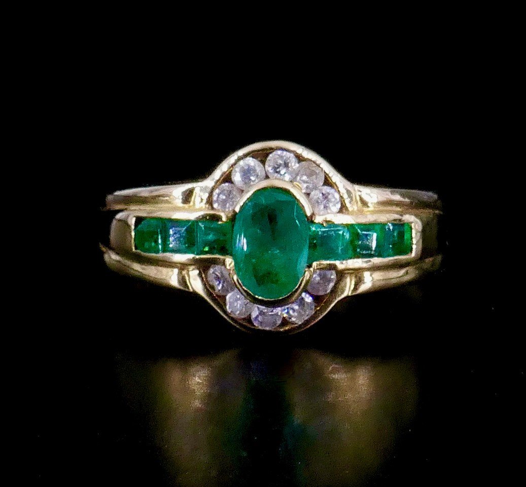 Gold Ring With Emerald Diamonds 