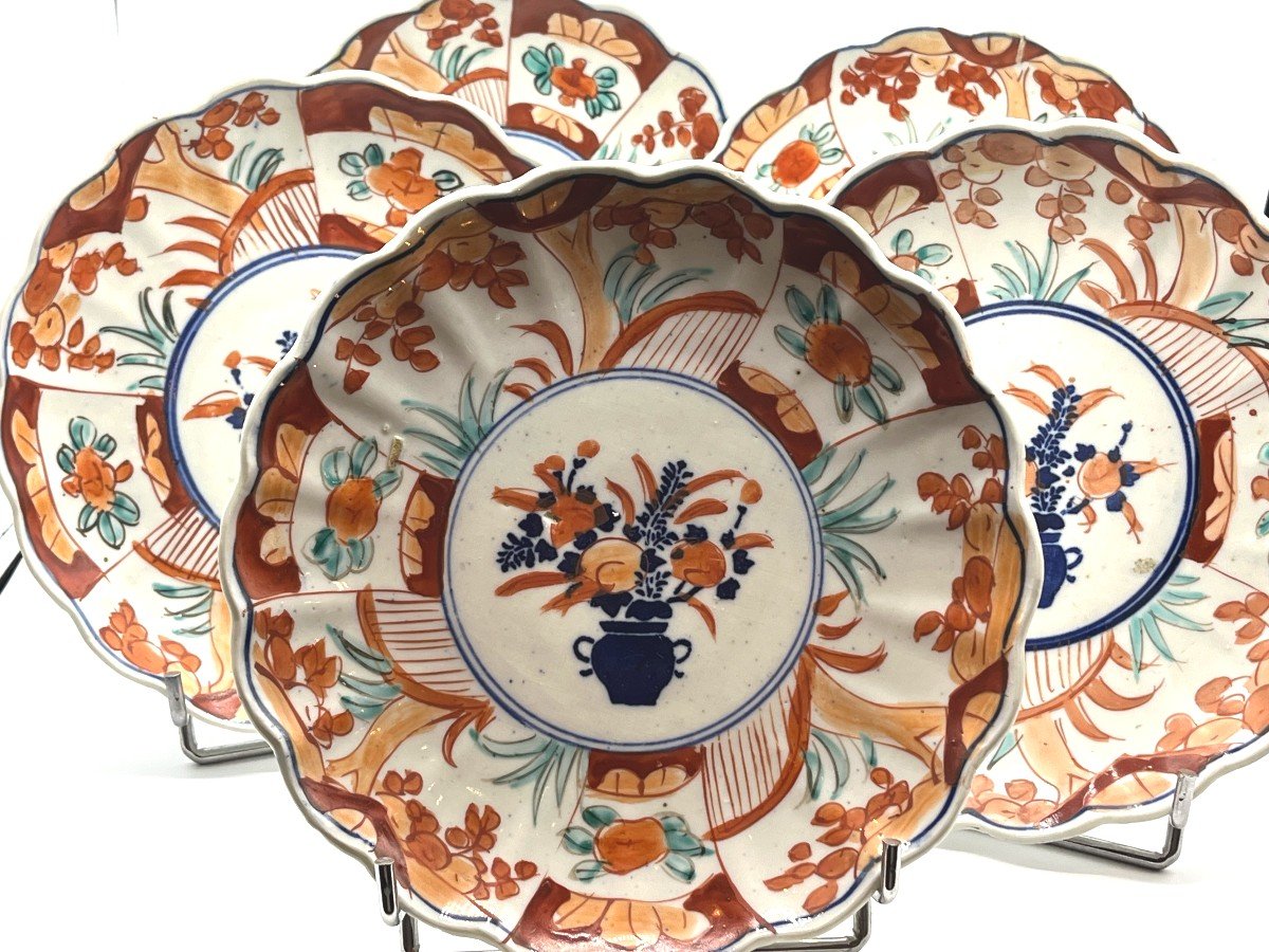 Suite De Cinq Assiettes En Porcelaine Du Japon. Epoque XIXè Siècle