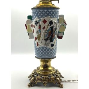 Lampe En Porcelaine à Décor De Jeu De Cartes. Epoque Fin XIXè, Début XXè Siècle