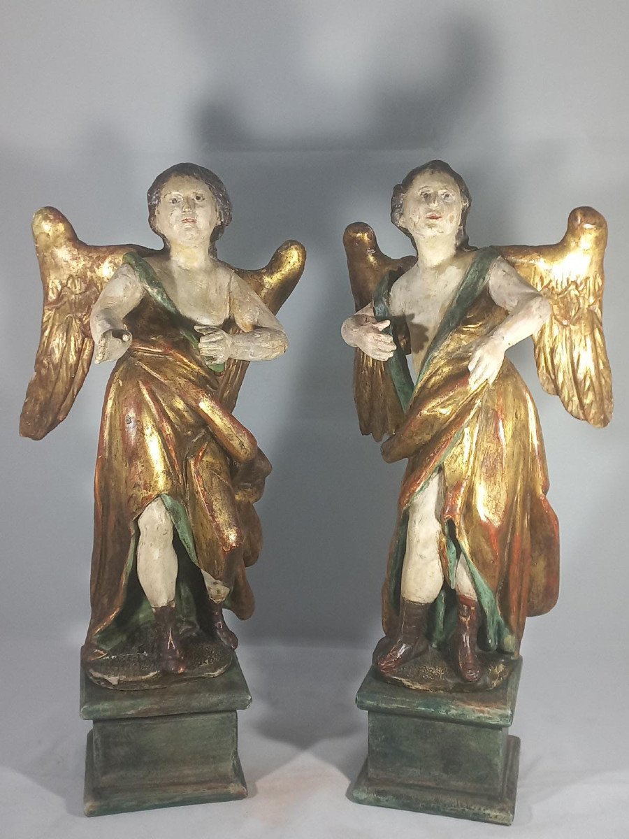 Pair Of Winged Cherubs In Lacquered And Gilded Wood