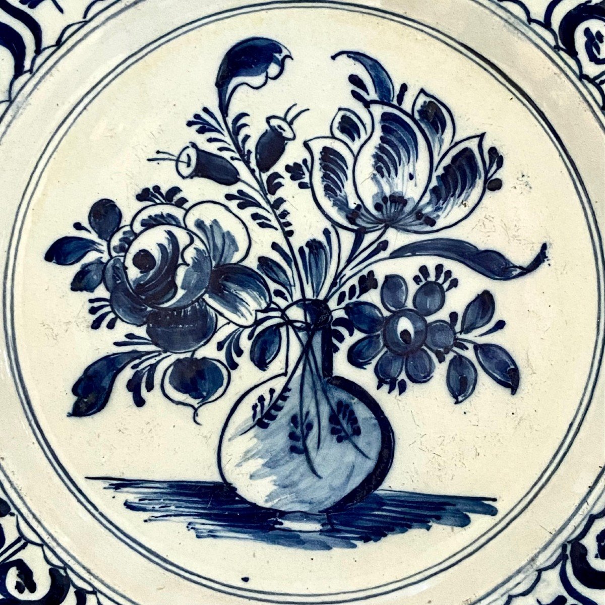 Delft, XVIIIème Siècle, Plat En Faïence Décor Au Vase Bouteille Fleuri.-photo-1