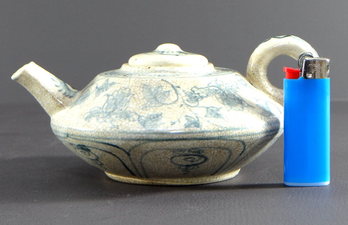  Vietnam, Milieu Du XXème Siècle, Théière En Porcelaine Craquelée Au Décor Floral En Bleu.-photo-8