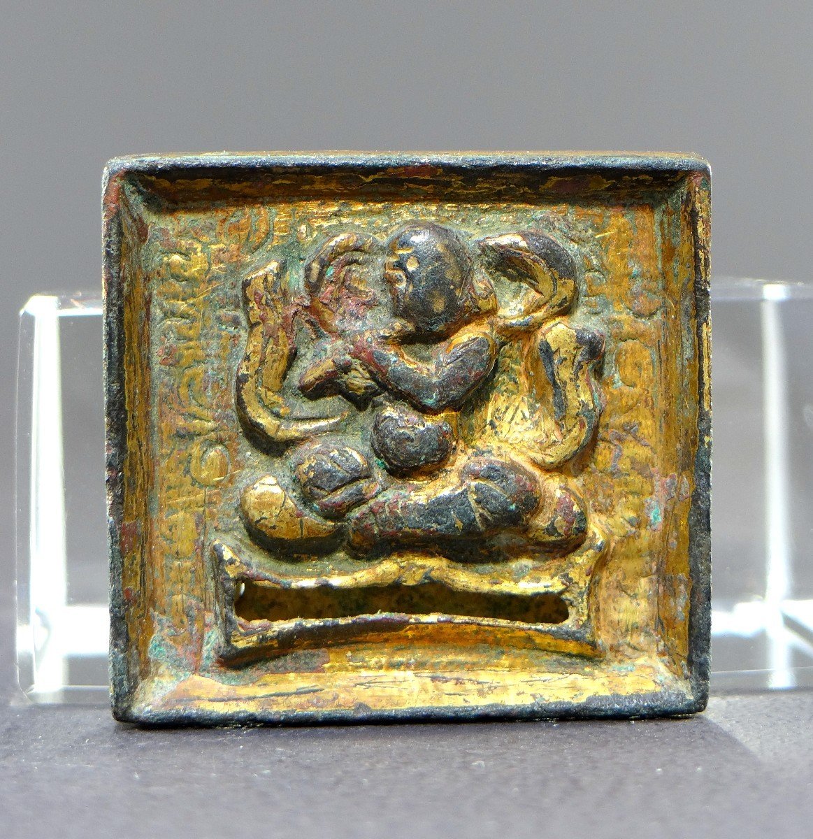 Chine Dynastie Tang (618-907), Plaque De Ceinture En Bronze Doré, Décorée d'Un Musicien.