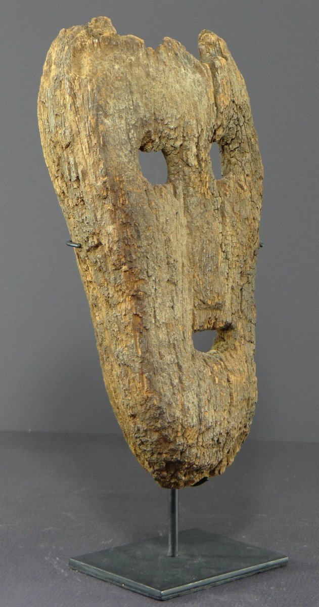 Indonesia, Island Of Timor, 19th Century, Old Anthropomorphic Mask In Very Eroded Wood. -photo-2