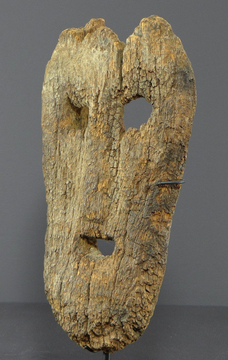 Indonesia, Island Of Timor, 19th Century, Old Anthropomorphic Mask In Very Eroded Wood. -photo-2