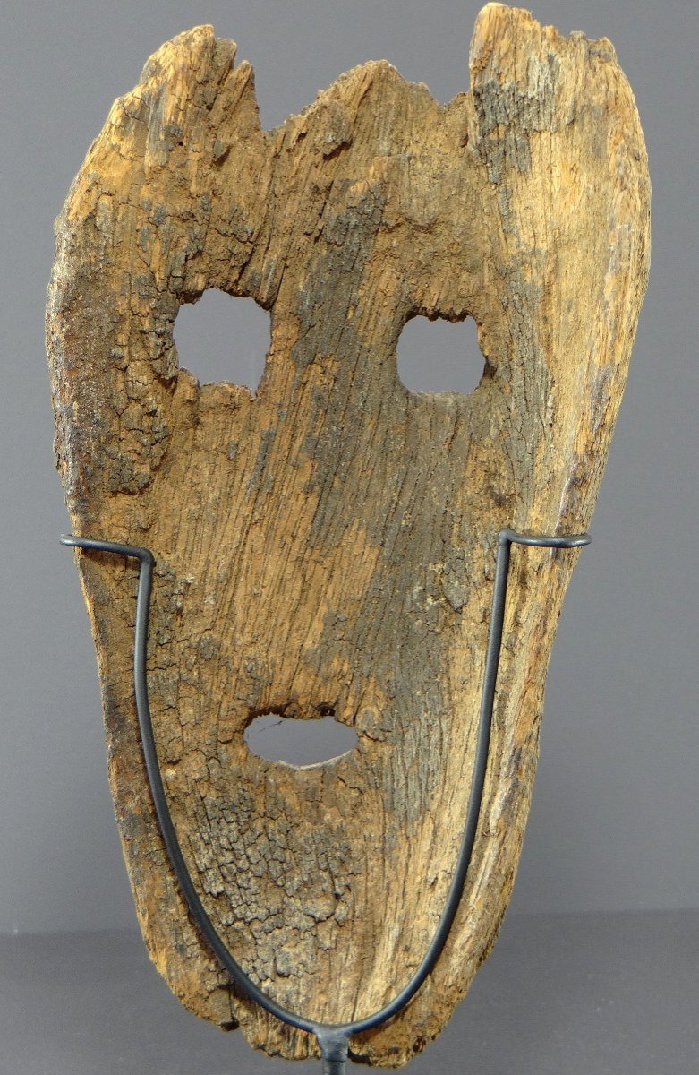 Indonesia, Island Of Timor, 19th Century, Old Anthropomorphic Mask In Very Eroded Wood. -photo-3