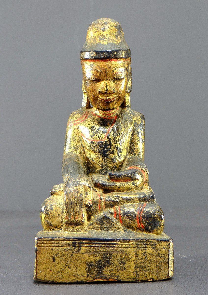 Birmanie, XIXème Siècle, Bouddha Mandalay En Bois Sculpté Et Doré Sur Fond De Laque Noire.