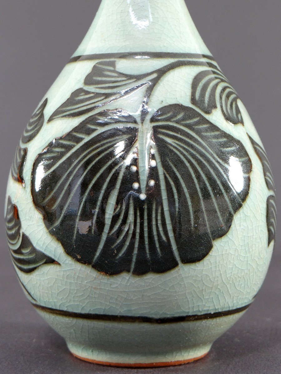 Corée, Milieu Du XXème Siècle, Vase En Porcelaine à Décor Végétal. -photo-1