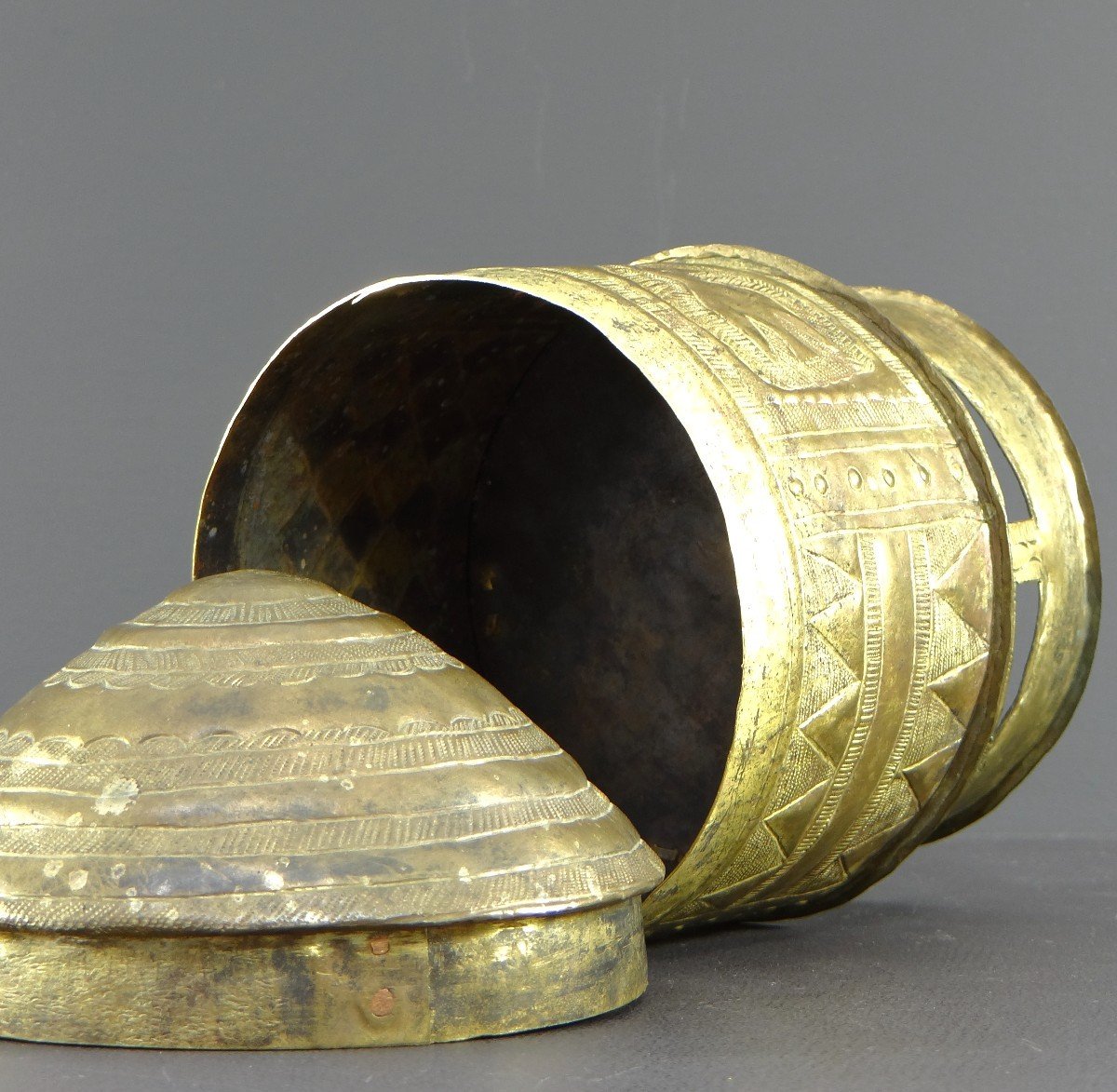 Ghana, Ashanti People, Mid-20th Century, Gold Powder Box In Gilded Brass. -photo-4