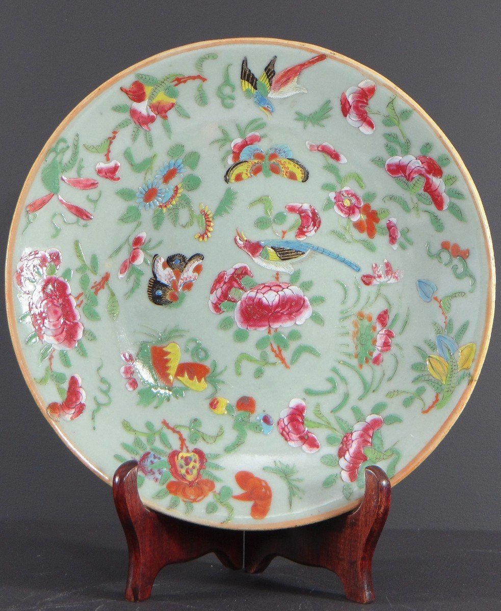 Chine, Province Canton, Première Moitié Du XIXème Siècle, assiette en porcelaine  vert céladon.