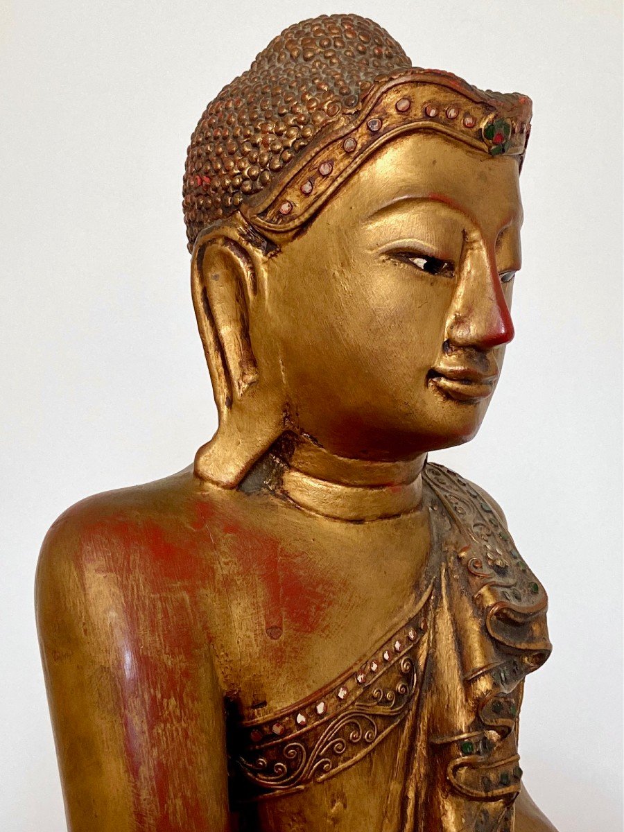 Burma, Mid-20th Century, Large Bhûmisparsha-mudrà Buddha In Golden Wood And Glasswork -photo-4