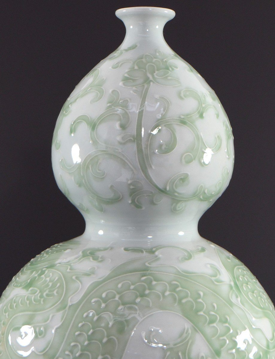 Chine, Années 1960/1970, Vase Bilobé En Porcelaine et Au Décor Tournant Figurant Un Dragon.-photo-3