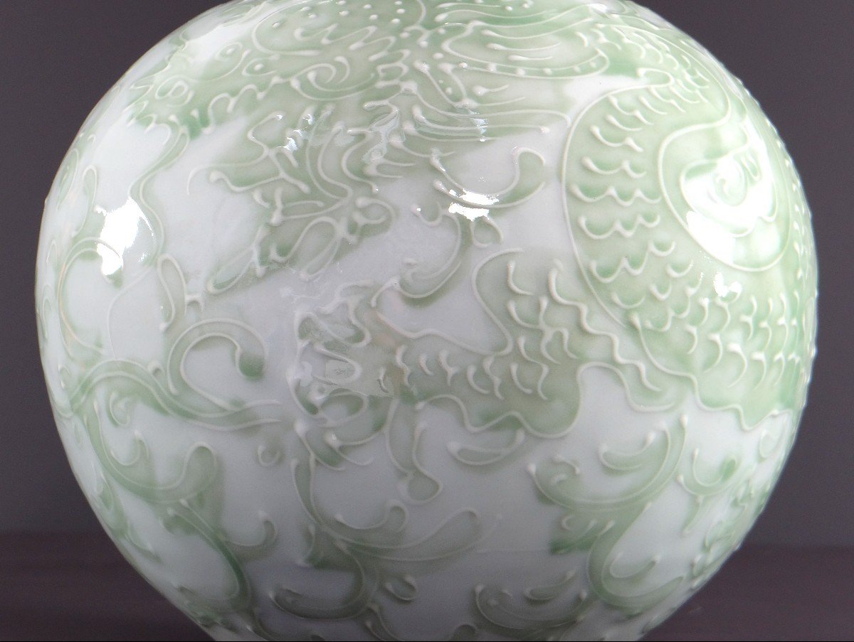 Chine, Années 1960/1970, Vase Bilobé En Porcelaine et Au Décor Tournant Figurant Un Dragon.-photo-3