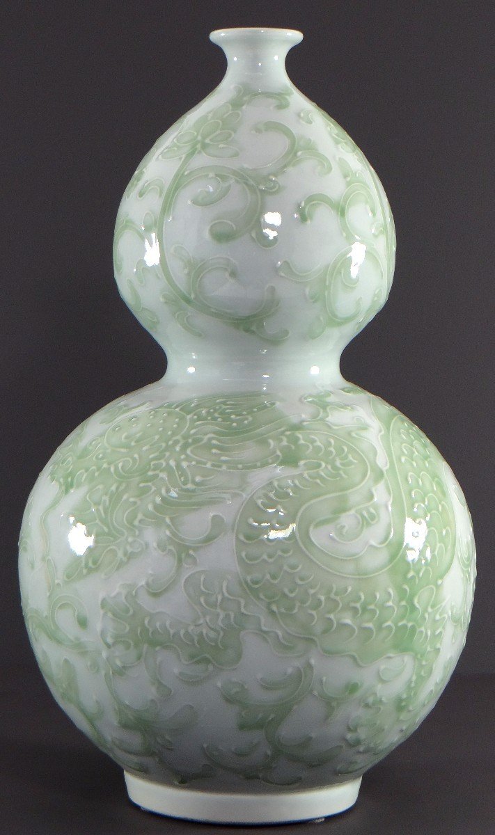 Chine, Années 1960/1970, Vase Bilobé En Porcelaine et Au Décor Tournant Figurant Un Dragon.