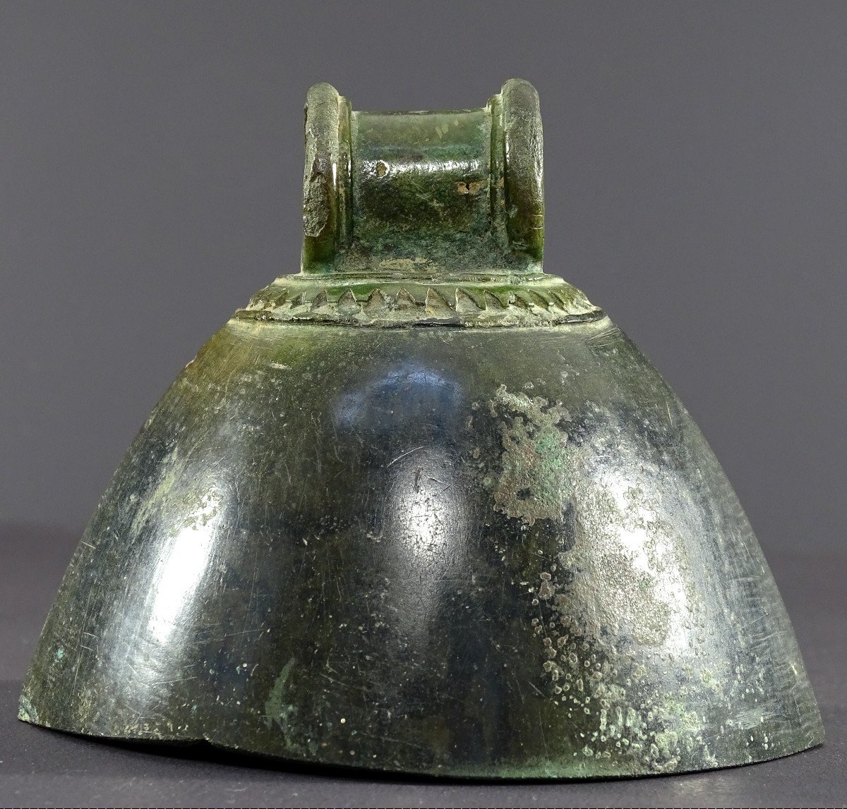 Indonésie, Période Majapahit, Circa XVème Siècle, Cloche En Bronze Au Décor Géométrique.-photo-2