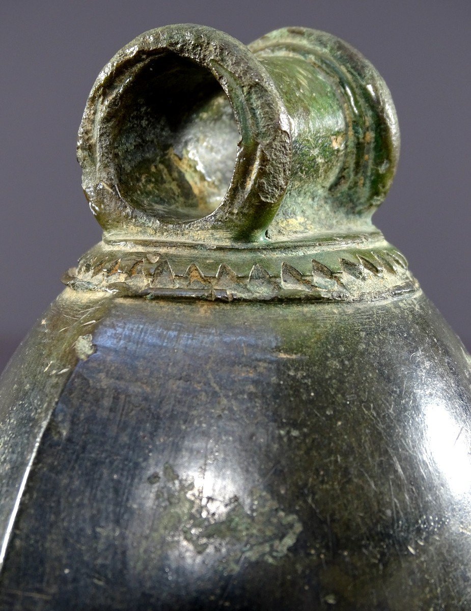 Indonésie, Période Majapahit, Circa XVème Siècle, Cloche En Bronze Au Décor Géométrique.-photo-3