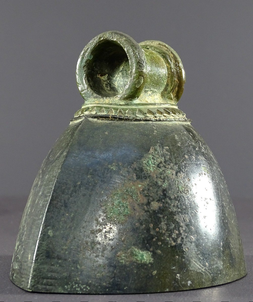 Indonésie, Période Majapahit, Circa XVème Siècle, Cloche En Bronze Au Décor Géométrique.-photo-2